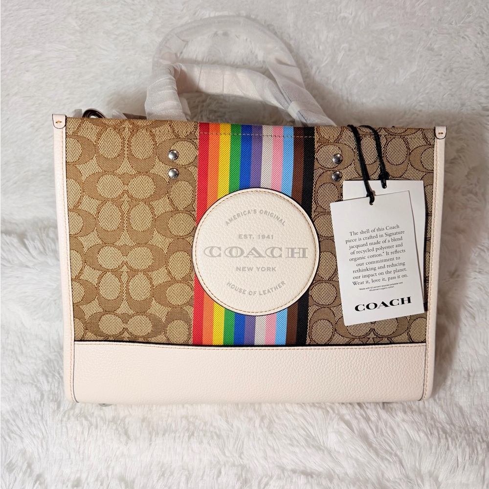 COACH DEMPSEY TOTE 22
IN SIGNATURE JACQUARD WITH RAINBOW STRIPE + LG WRISTLET - Picture 3 of 9